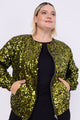 Modelo Victoria usa jaqueta eris na cor verde musgo. Peça handmade possui bolsos e fechamento de zíper na frente. Feita à mão