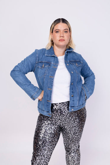 Modelo Victoria veste jaqueta jeans basik azul e calça bordada luna na cor grafite com prata. Jaqueta ideal para compor look.