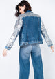 Jaqueta jeans timu com a base azul estonado e o bordado handmade na cor prata de lantejoulas com brilho