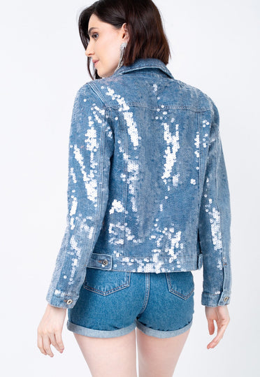 Costas da jaqueta vitru joulik na cor azul com bordado handmade de paetês transparentes com brilho
