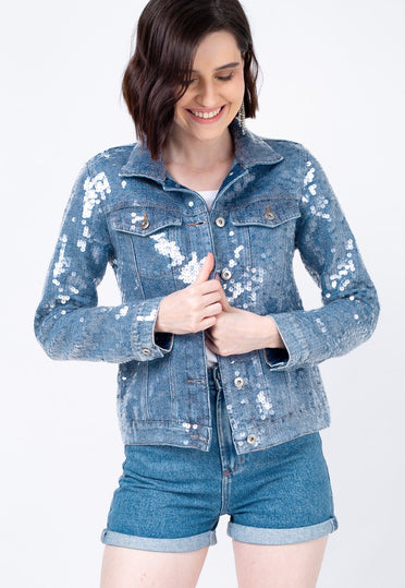 Jaqueta jeans joulik na cor azul estonado bordada manualmente com paetês transparentes por toda a peça 