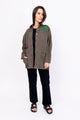 Modelo Simone usa jaqueta parka beija-flor na cor verde e calça preta. Jaqueta ideal para usar com calça, vestido ou shorts.