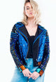 Modelo veste jaqueta de brilho com bordados à mão em paetês lantejoulas na cor azul handmade para festas e eventos 