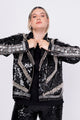 Modelo Victoria está usando jaqueta perfecto bordada kim na cor preta. Peça bordada inteiramente à mão com chatons e paetês.