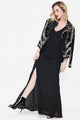 Modelo Juliana veste jaqueta perfecto bordada kim preta e um vestido longo preto. Peça ideal para compor looks incríveis.