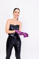 Modelo Simone usa luva curta bordada luna rosa com o top corset sole preto. Acessório ideal para ir em festas, show e eventos