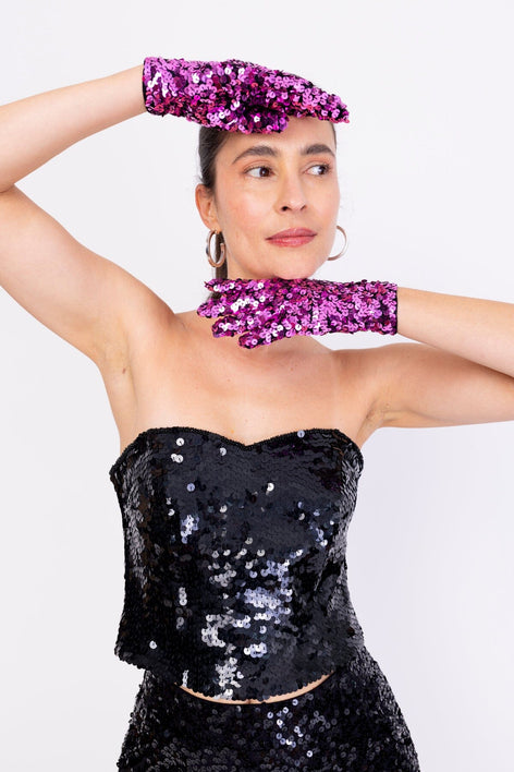 Modelo Simone está usando a luva curta luna. Peça com muito brilho de paetês bordado manualmente na cor rosa. Feito no Brasil