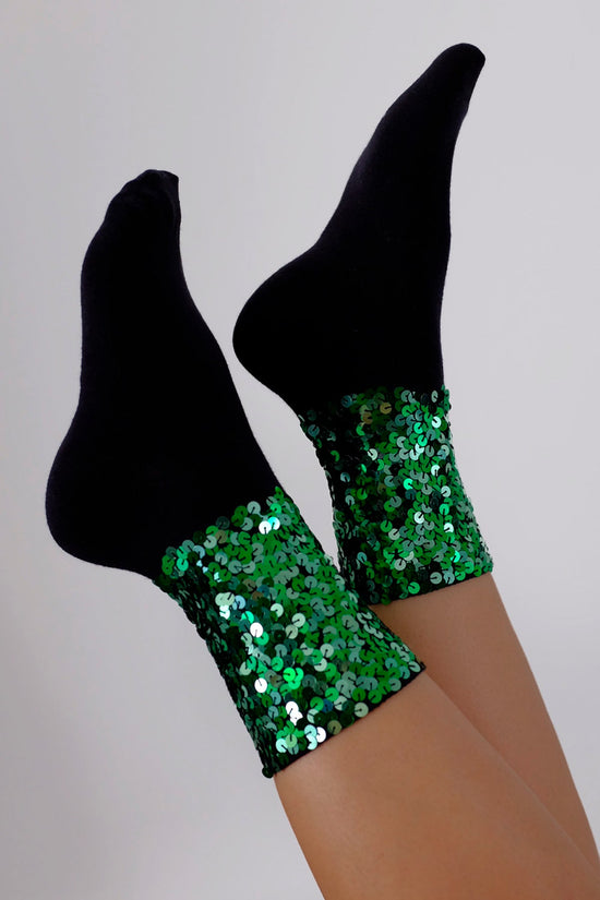 Meia Luna Joulik em base na cor preta com bordado manual nos tornozelos de paetês na cor verde. Possui muito brilho.