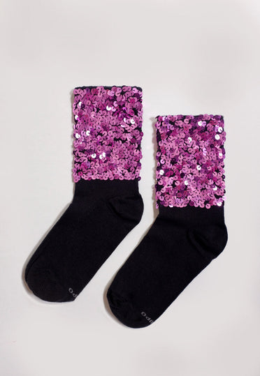 Meia Luna Joulik em base na cor preta com bordado manual nos tornozelos de paetês na cor rosa. Possui muito brilho.
