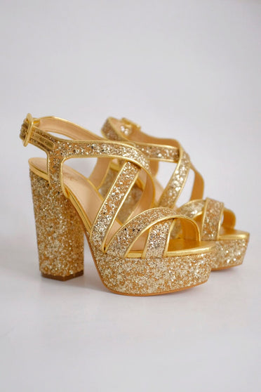 Sandália meia pata e salto alto bloco joulik aretha na cor dourado com tiras transpassada de couro metalizado e glitter 