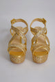 Frente sandalia de tiras salto alto e meia pata na cor dourado em glitter com solado laqueado ideal para festas e eventos