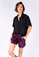 Modelo usa shorts bordeaux de brilho bordado à mão com paetês ideal para festas shows e eventos 