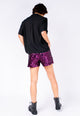 Costas do shorts bordado feito à mão de paetês com brilho na cor bordeaux ideal para usar em shows e eventos