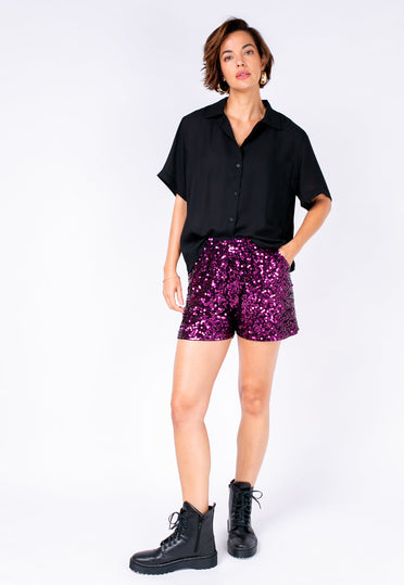Modelo veste shorts bordado handmade joulik de paetês bordeaux com brilho feito para usar em festas e shows