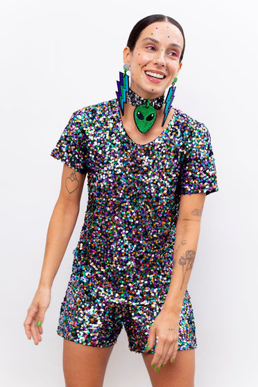 Modelo veste Shorts Luna  colorido e Tshirt Luna colorido. Conjunto bordado manualmente com paetês. Peça com muito brilho