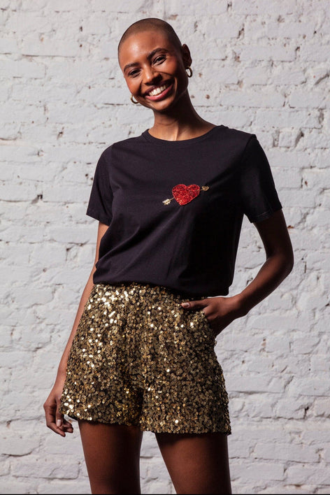 Shorts Bordado Luna Joulik cor dourado. Peça com bordado manual e muito brilho de paetê na cor dourado. Roupa confortável.