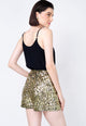 Modelo veste shorts bordado handmade joulik feito à mão de paetês dourado com brilho ideal para o uso em festas e shows