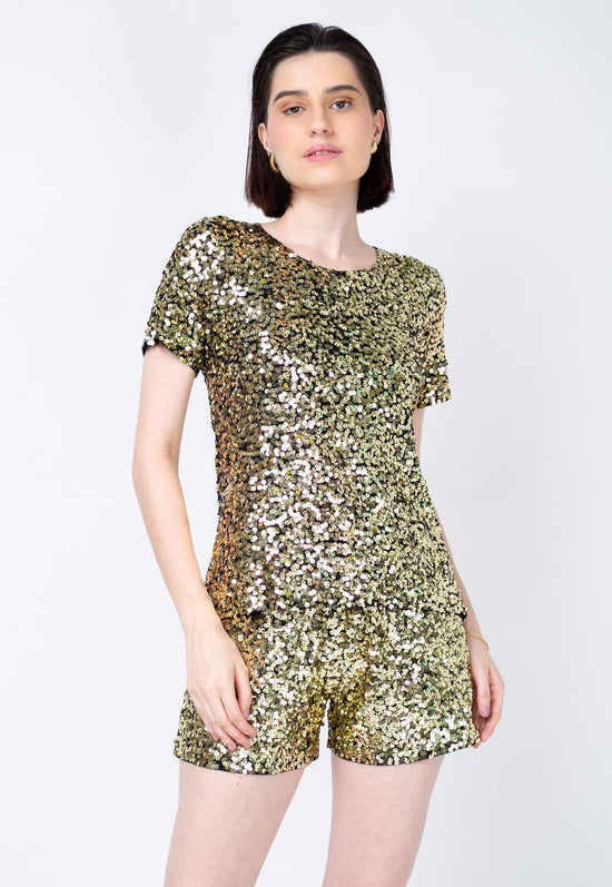 Modelo veste tshirt bordada luna e shorts bordado luna na cor dourado. Peça de malha super confortável e com muito brilho.