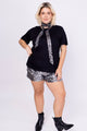 Modelo Victoria está vestindo shorts bordado luna. Peça com muito brilho de paetês nas cores grafite e prata. Feito no Brasil