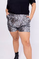 Modelo Victoria usa shorts bordado luna. Peça de malha, possui bolsos nas laterais e bordado manual de paetês grafite e prata