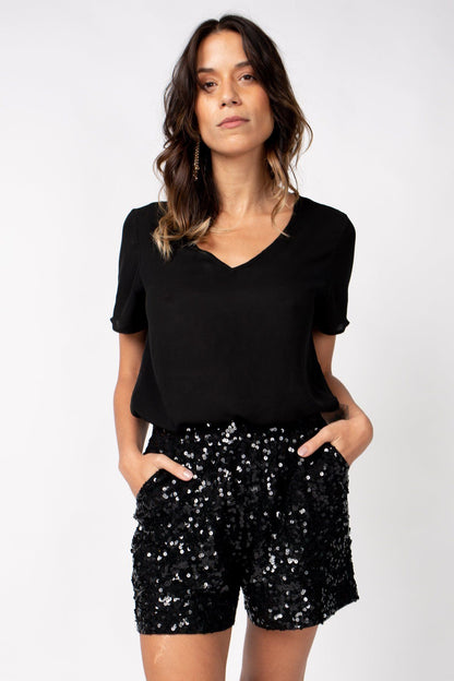 Modelo Nat veste shorts bordado handmade. Peça feita à mão com paetês preto. Perfeito para usar em festas, eventos ou shows.