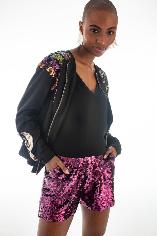 Modelo Fernanda usa shorts bordado handmade feito à mão de paetês bordeaux com brilho ideal para o uso em festas e shows.