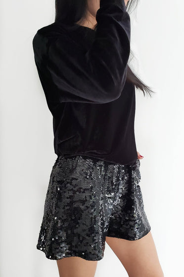 Detalhe do shorts joulik com bordados à mão de paetês handmade brilho preto para usar em festas shows e eventos