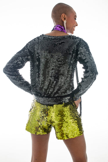 Costas do shorts joulik paetê bordado manual com brilho de lantejoula verde musgo handmade, ótimo para festa, show e eventos 