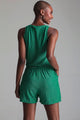 Modelo de costas usando shorts Luxor verde. Peça possuí dois bolsos na lateral e uma faixa verde que pode ser amarrada no cós