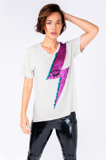 Modelo Michela está vestindo blusa bordada bowie na cor mescla. Peça bordada com paetês colorido que formam desenho de raio.