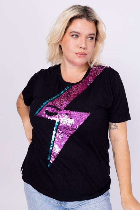 Modelo Victoria está usando blusa bordada bowie na cor preta. Peça bordada com paetês colorido que formam um desenho de raio.