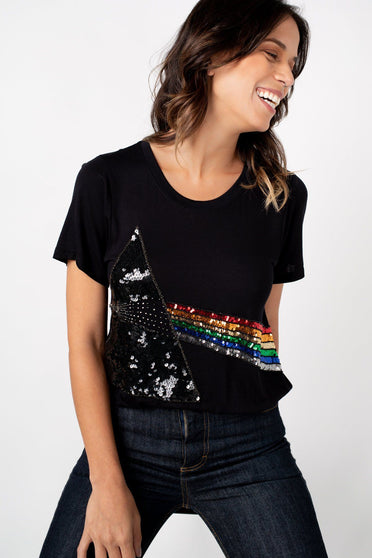 Modelo com camiseta bordado à mão com paetês brilho colorido e miçangas com desenho floyd handmade na blusa preta