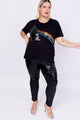 Modelo em pé usa tshirt bordada floyd preto e calça skinny luna preta. Blusa com miçangas e paetês, ideal para shows e festas