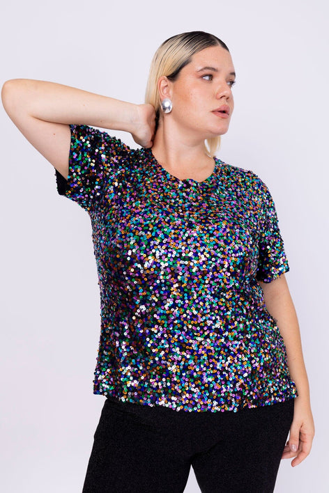 Modelo Victoria veste blusa luna colorida. Peça com bordado manual de paetês salpicados. Ideal para compor looks e arrasar.