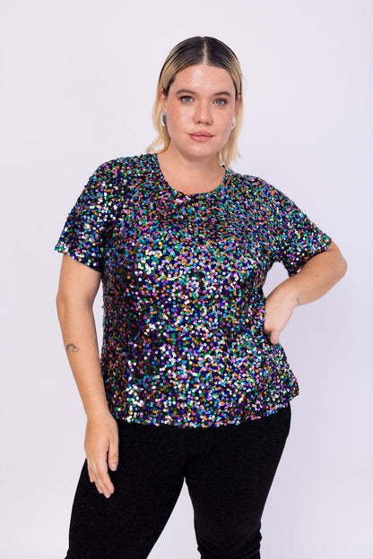 Modelo Victoria usa blusa bordada luna. Peça de malha com bordado salpicado de paetês colorido. Ideal para usar no dia a dia.