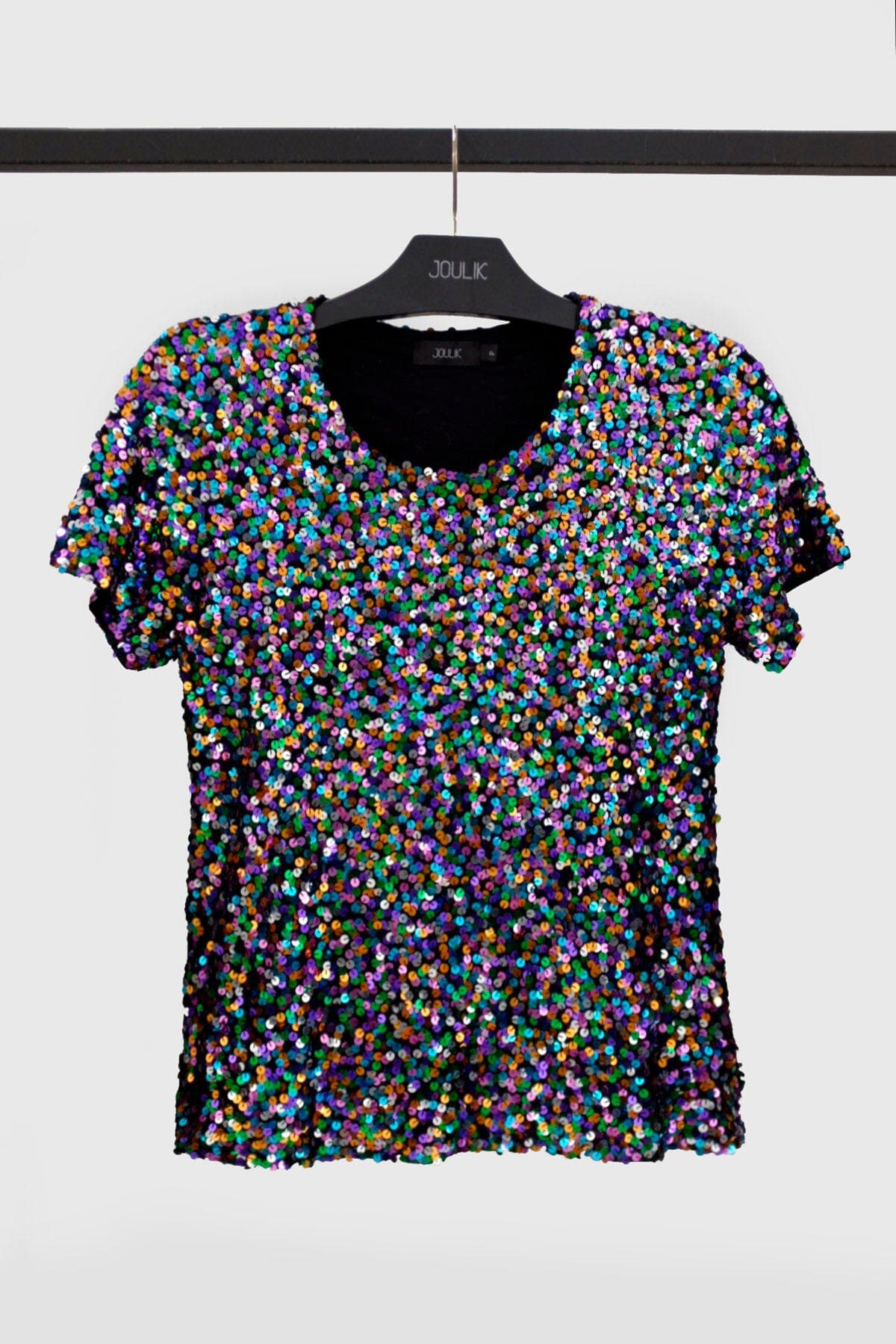 T-shirt Joulik modelo Luna com paetês coloridos, blusa com bordado manual, ideal para usar em festas e eventos