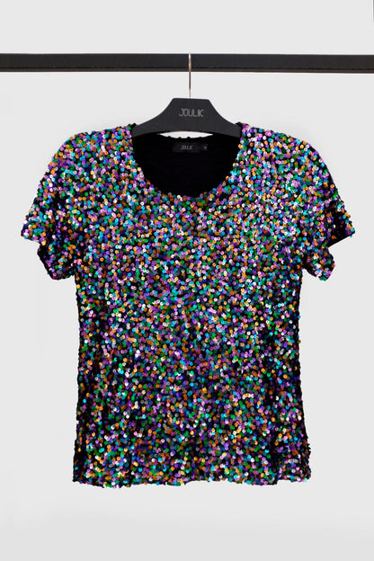 T-shirt Joulik modelo Luna com paetês coloridos, blusa com bordado manual, ideal para usar em festas e eventos