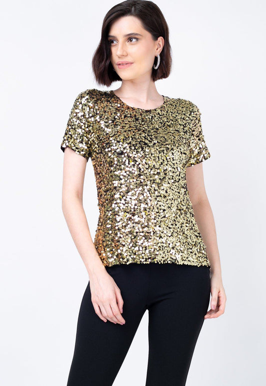 Modelo veste t shirt luna com o bordado manual de paetês dourados por toda peça ideal para shows festas e eventos