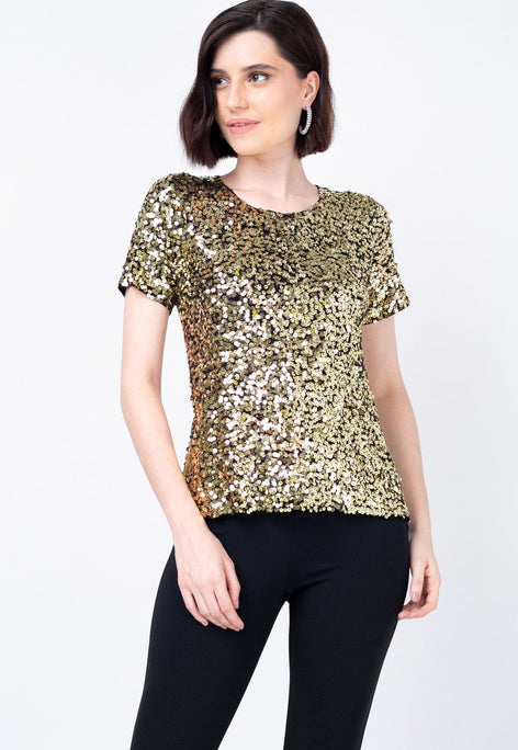 Modelo veste t shirt luna com o bordado manual de paetês dourados por toda peça ideal para shows festas e eventos