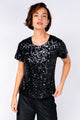 Modelo Michela usa blusa luna preta. Peça ideal para usar no dia a dia ou em diversas ocasiões como: festas ou em jantares.