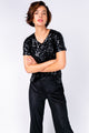 Modelo Michela está vestindo blusa bordada luna na cor preta. Peça muito confortável com bordado manual, feito no Brasil.