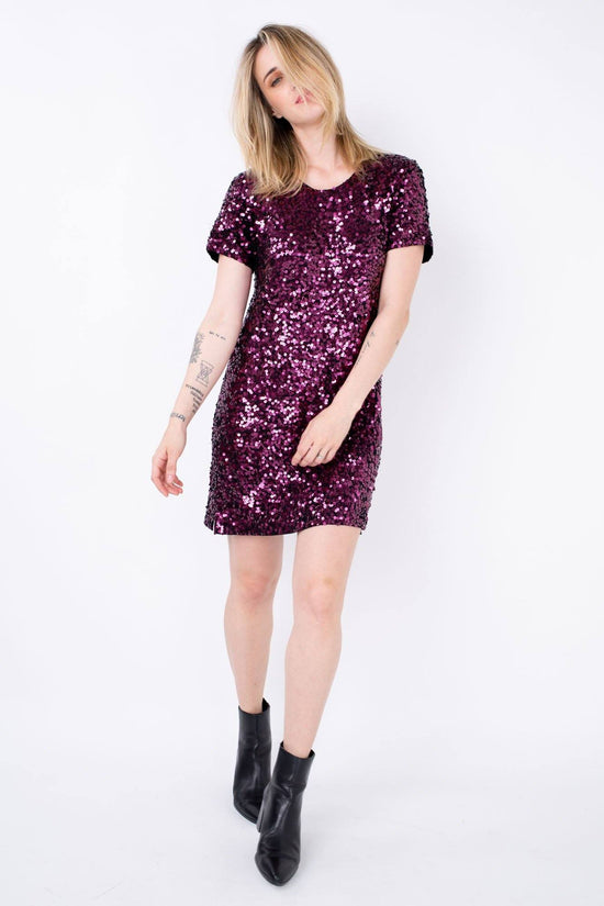 Modelo veste vestido bordado handmade joulik feito à mão com paetês salpicados bordeaux brilho ideal para festas e shows