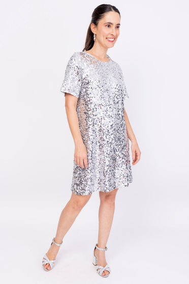 Modelo Simone está usando vestido luna na cor mescla com prata. Vestido de malha super confortável, possui bordado de paetês.