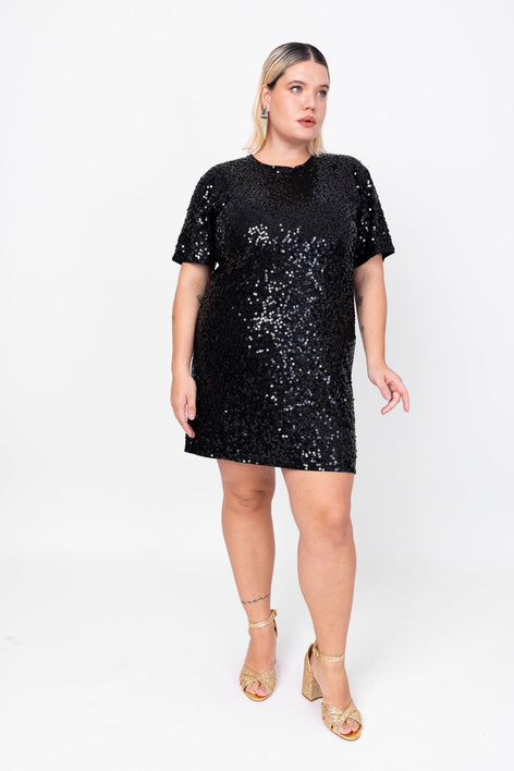 Modelo Victoria está vestindo o vestido bordado luna preto. Peça ideal para usar em festas, eventos ou até mesmo no dia a dia