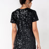 Modelo Nat está de costas e usa vestido luna preto. Ideal para usar em diversos ocasiões como: shows, baladas ou em eventos.