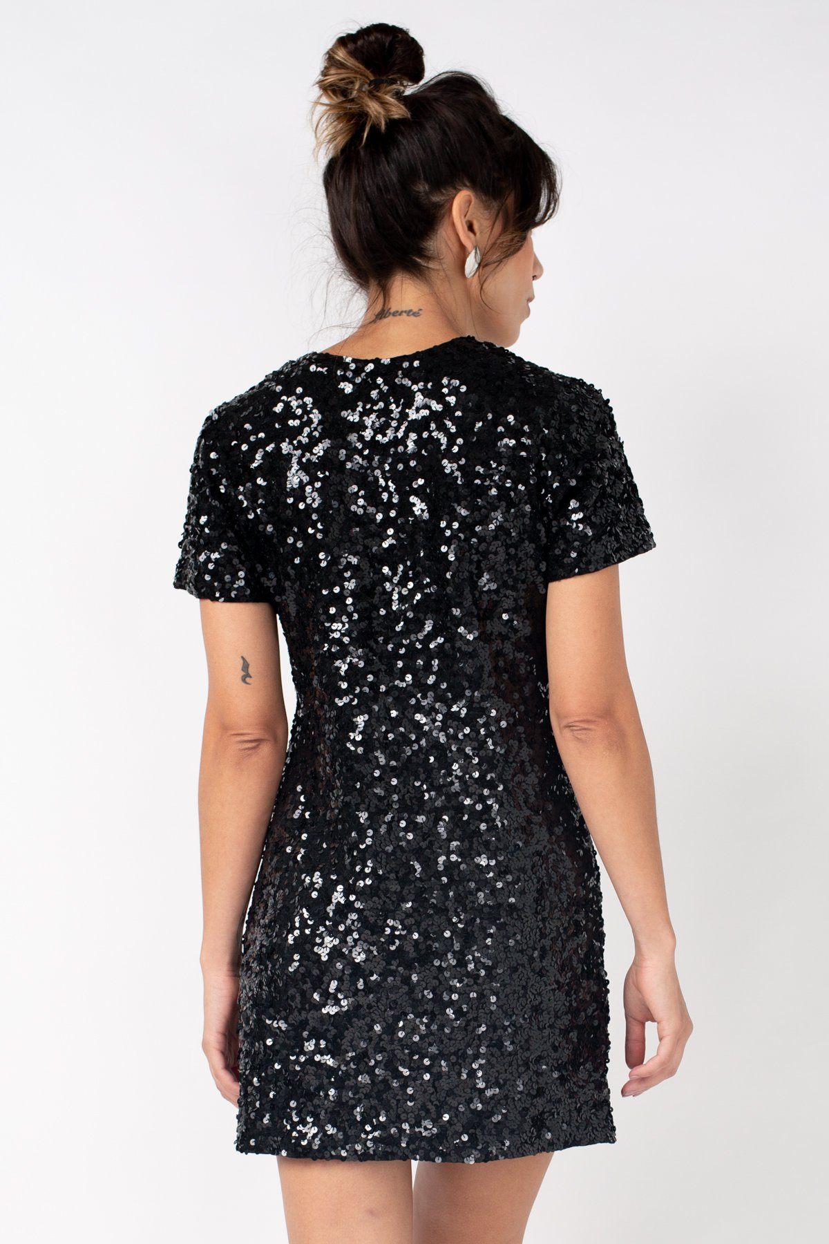 Modelo Nat está de costas e usa vestido luna preto. Ideal para usar em diversos ocasiões como: shows, baladas ou em eventos.