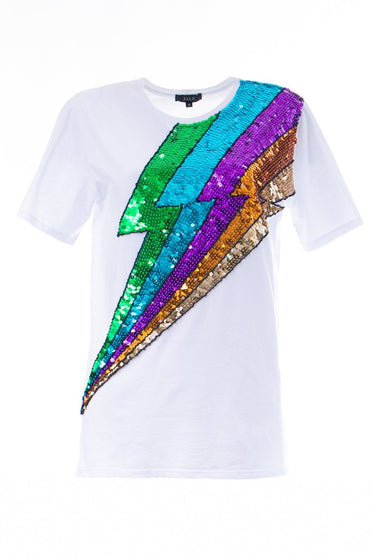 Detalhe de camiseta com bordados à mão de paetês brilho colorido e desenho manual raio lgbt handmade na blusa branca