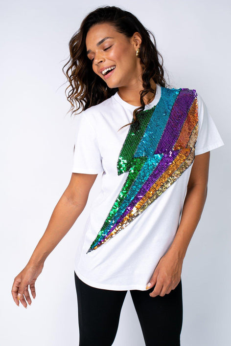 Modelo veste camiseta de malha branca bordado  à mão com paetês brilho colorido para festa shows e eventos handmade raio