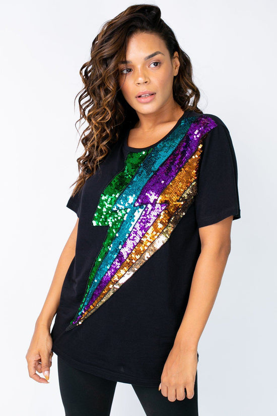 Modelo Nathália usa camiseta de malha preto bordado à mão com paetês brilho colorido para festa shows e eventos handmade raio