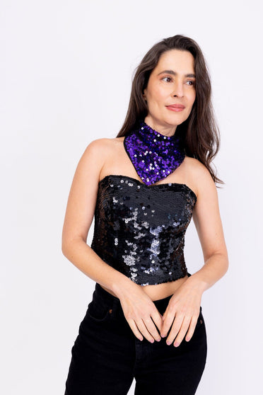 Modelo Simone veste top corset sole preto e lenço bordado luna cor roxa. Top ideal para usar no dia a dia, eventos ou baladas
